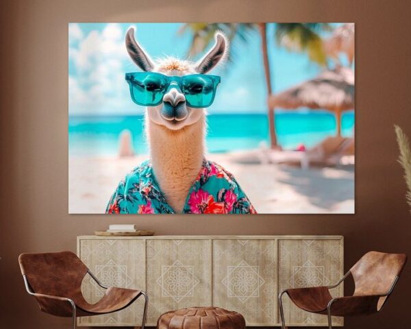 Lama in Sonnenbrille am Strand