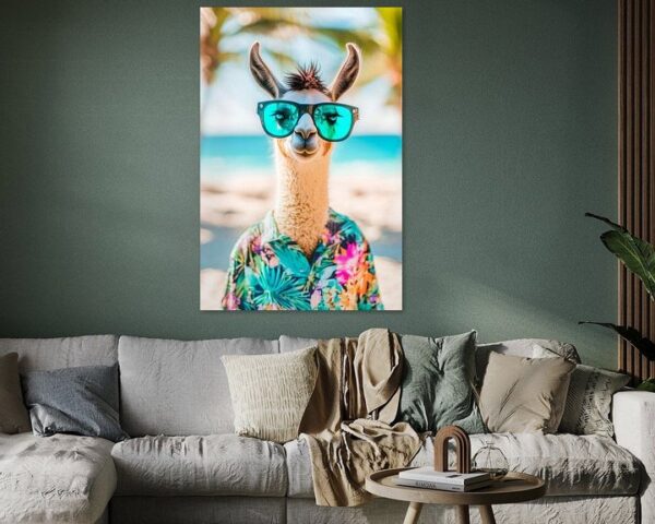 Lama mit Sonnenbrille am Strand