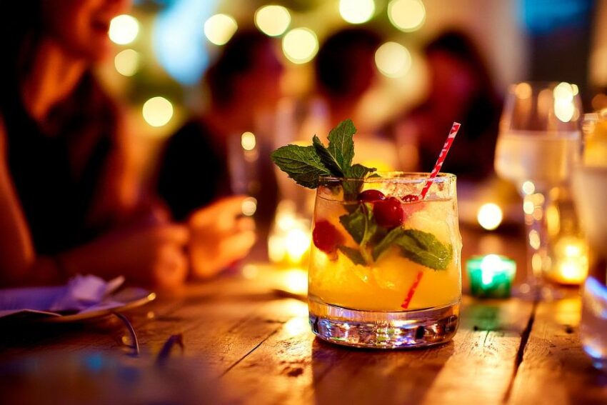 Leckere Cocktails bei Abendbeleuchtung