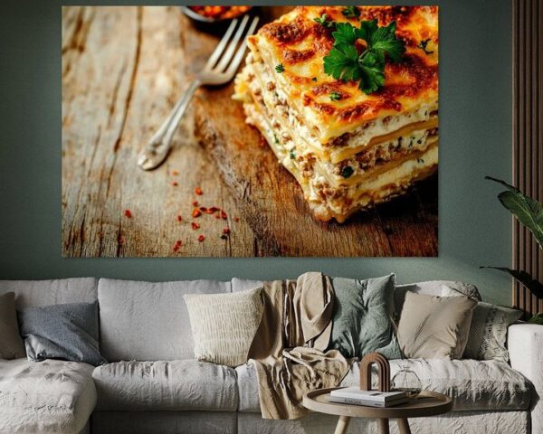 Leckere Lasagne auf rustikalem Tisch