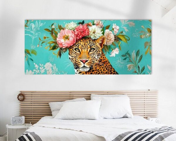 Leopard mit Blumenkranz im Portrait