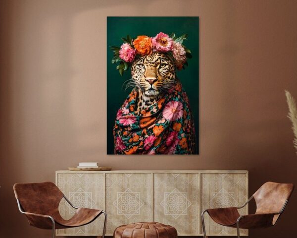 Leopard mit Blumenkranz und Tuch