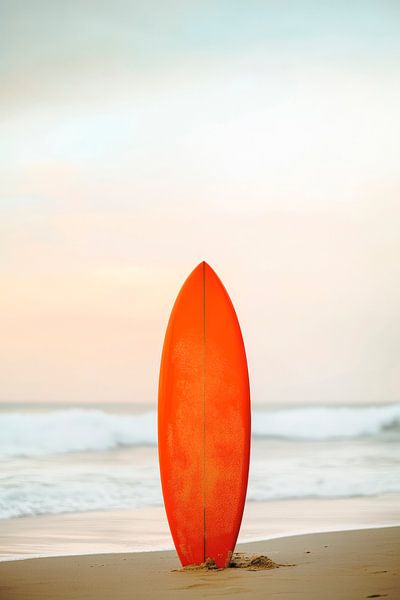 Leuchtend rotes Surfbrett am Strand