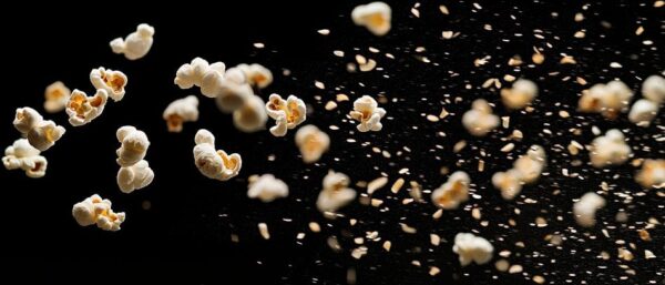 Luftige Popcornexplosion auf Schwarz