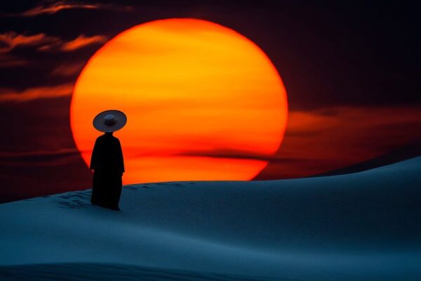 Meditierender Mensch im Sonnenuntergang