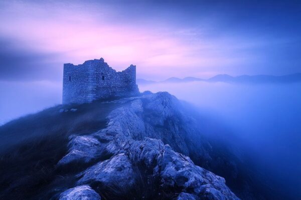 Mystische Burgruine im Nebel