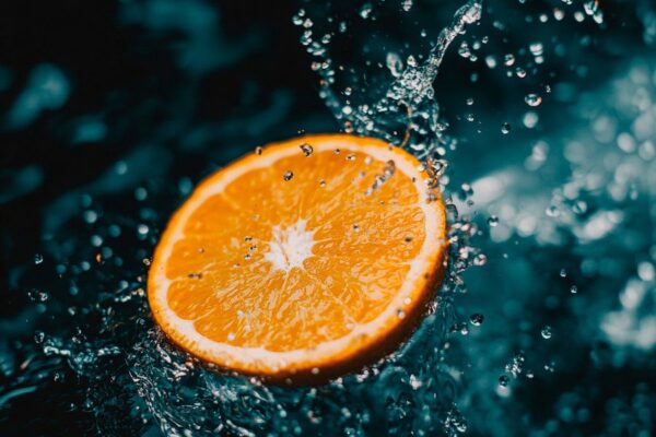 orange Scheibe im Wasser splash