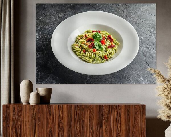 Pasta mit Pesto und getrockneten Tomaten