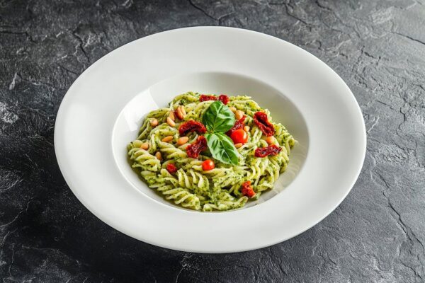 Pasta mit Pesto und getrockneten Tomaten