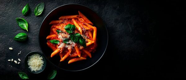 Penne in Tomatensauce mit Basilikum