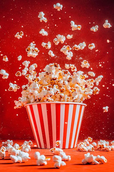 Popcornexplosion vor rotem Hintergrund