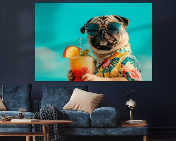 Pug mit Sonnenbrille am Strandcocktail