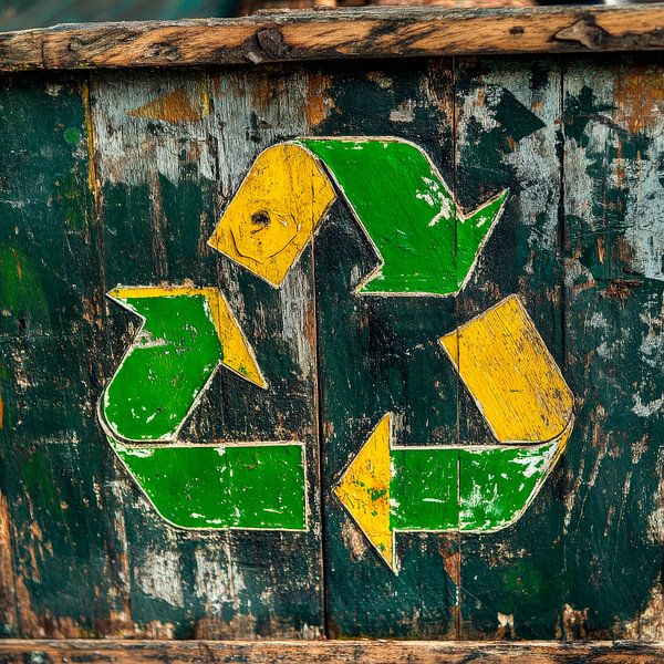 Recycling-Symbol auf Holzplatte – Nachhaltig