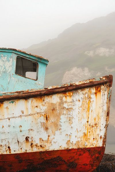 Rostiges Fischerboot im Nebel