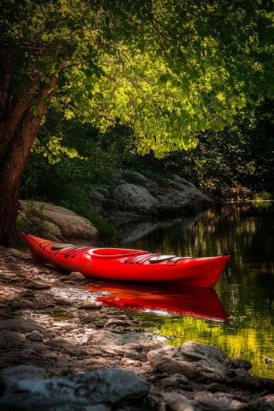 Rotes Kajak am ruhigen Ufer