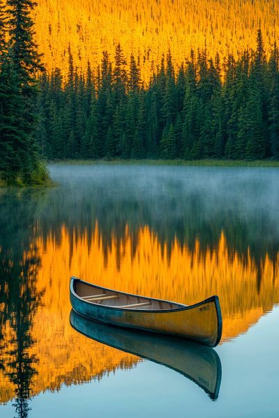 Ruhe am See mit Kanuboot im Morgenlicht