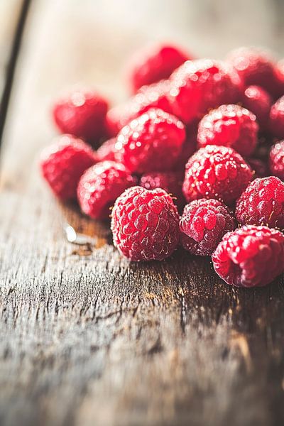 Saftige Himbeeren auf Holztisch