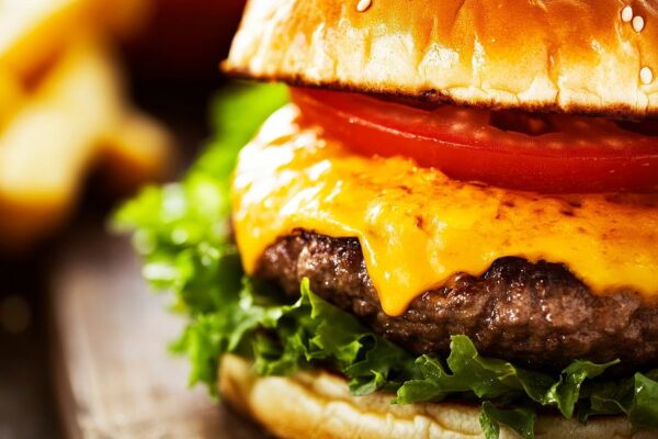 Saftiger Cheeseburger mit Pommes Frites