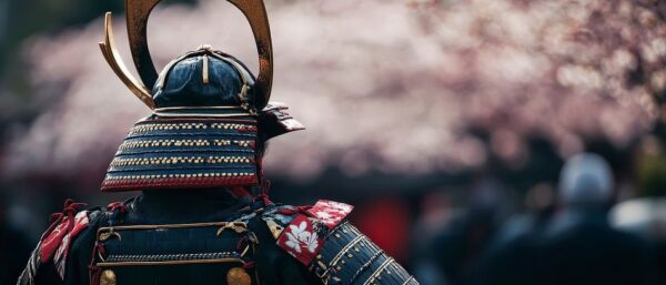 Samurai mit Kirschblütenhintergrund