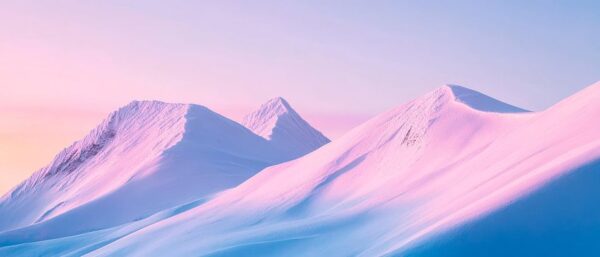 Schneebedeckte Berglandschaft bei Sonnenaufgang