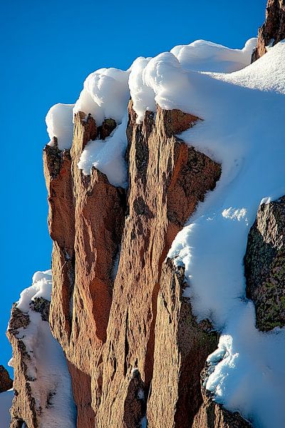 Schneebedeckte Felsen im Sonnenlicht