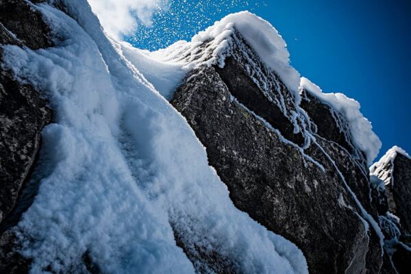 Schneebedeckte Felsen unter blauem Himmel