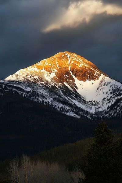 Schneebedeckter Berg im Licht