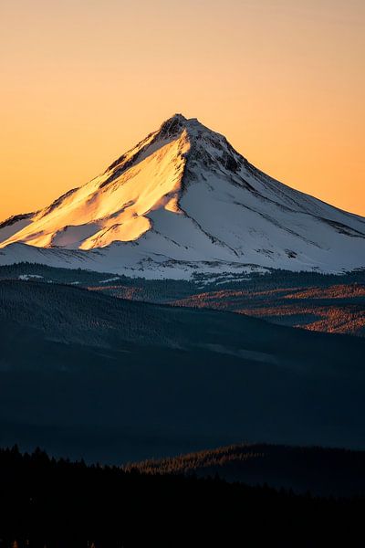 Schneebedeckter Berg im Sonnenuntergang