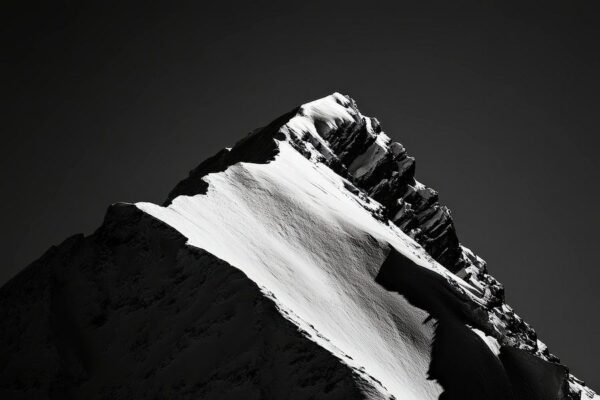 Schneebedeckter Berggipfel – Minimalistisch