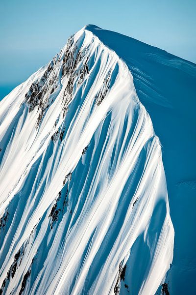 Schneebedeckter Gipfel – Winterlandschaft