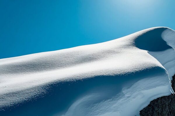 Schneehügel unter blauem Himmel