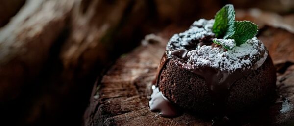 Schokoladenfondant auf rustikalem Holz