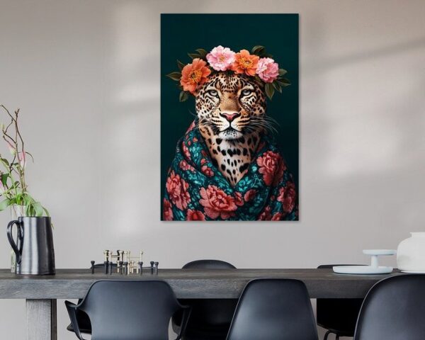 Schöner Leopard mit Blumenkranz