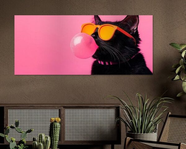 Schwarze Katze mit Sonnenbrille und Kaugummi