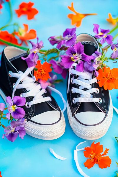 Schwarze Sneaker mit Blumen dekoriert