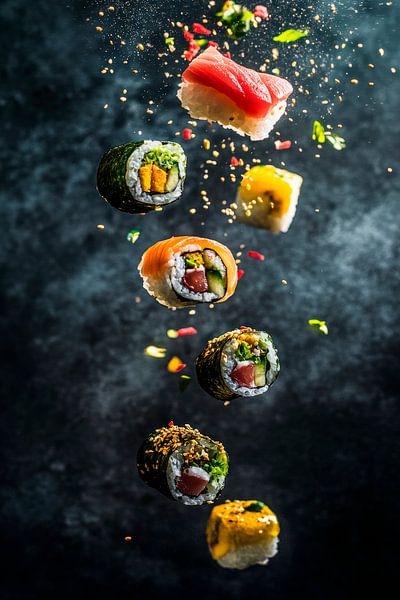 Schwebende Sushi-Kreationen im Fokus