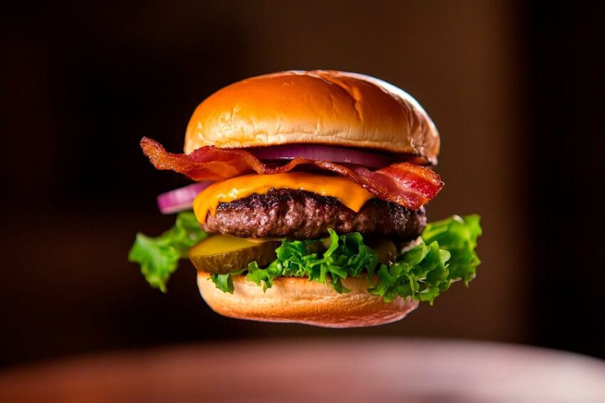 Schwebender Burger mit Bacon und Käse