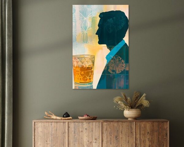 Silhouette mit Glas Whiskey im Hintergrund