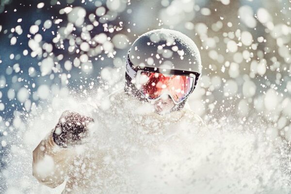 Skifahrer im Pulverschnee unterwegs