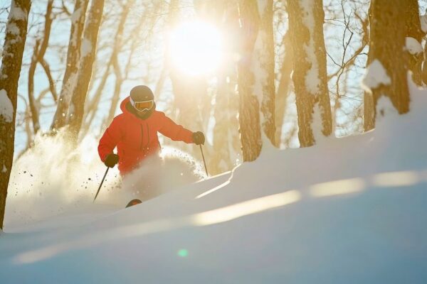 Skifahrer im Sonnenlicht im Schnee