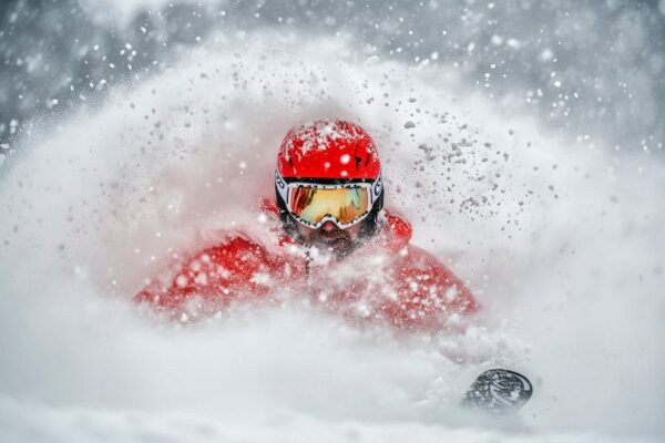 Skifahrer im Tiefschnee-Abenteuer