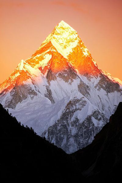 Sonnenuntergang über schneebedecktem Gipfel