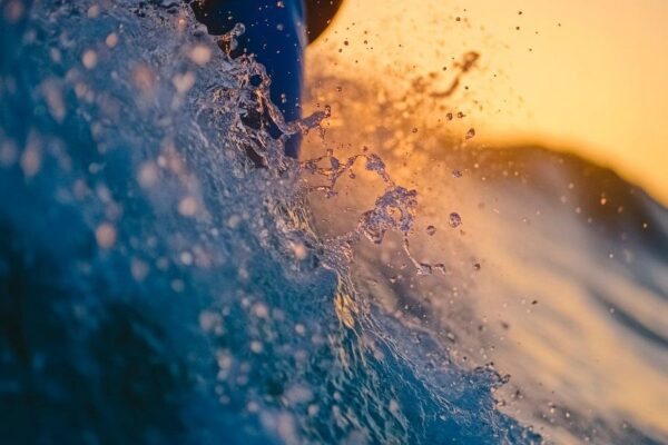 Spritzendes Wasser bei Sonnenuntergang