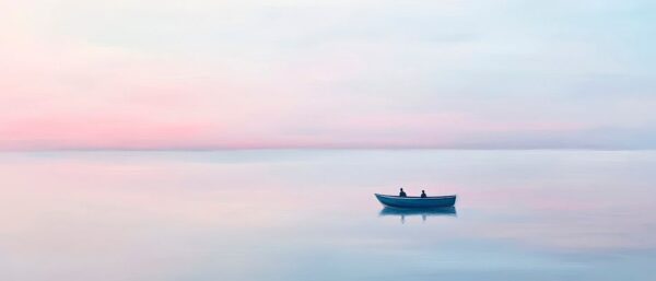 Stille Wasser – Boot im Morgenlicht