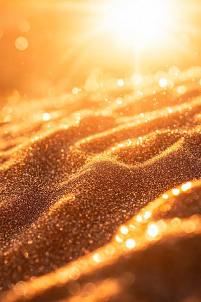 Strand mit glitzerndem Sandlicht