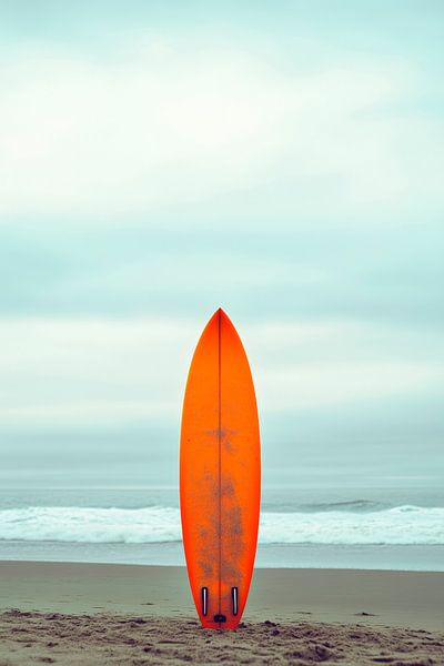 Surfbrett am Strand bei Dämmerung