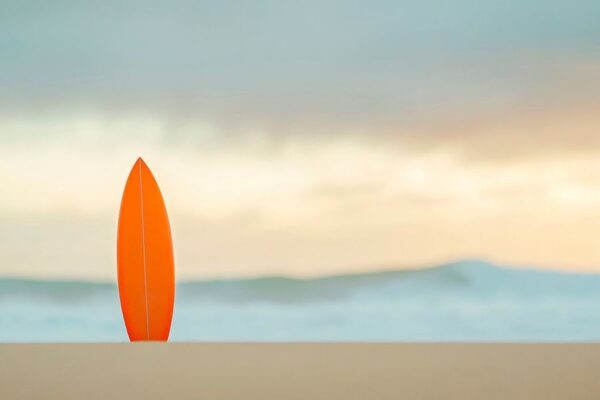 Surfbretter am Strand bei Sonnenuntergang