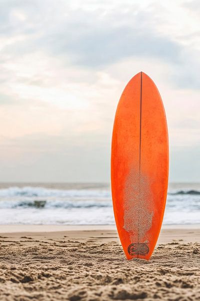 Surfen am Strand mit orangefarbener Boards