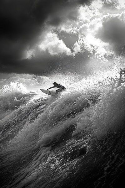 Surfer in der stürmischen See