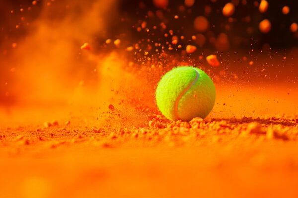 Tennisball springt auf Sandplatz